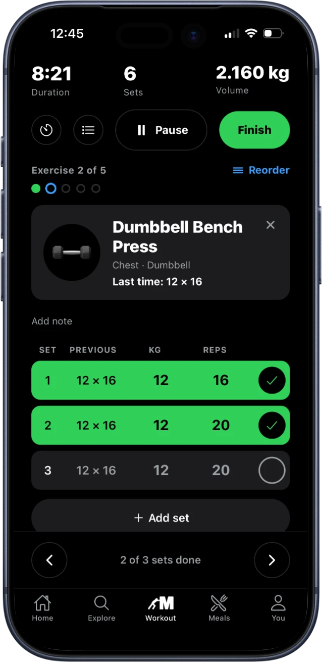 Live workout screen with sets, previous numbers and a rest timer